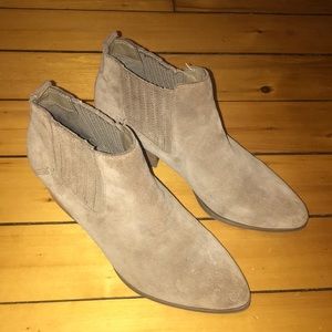 Chroma Vintage Suede Ankle Booties. Size 8.